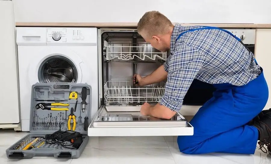 Bergama General Electric servisi teknisyen ekibi beyaz eşya tamiri yaparken